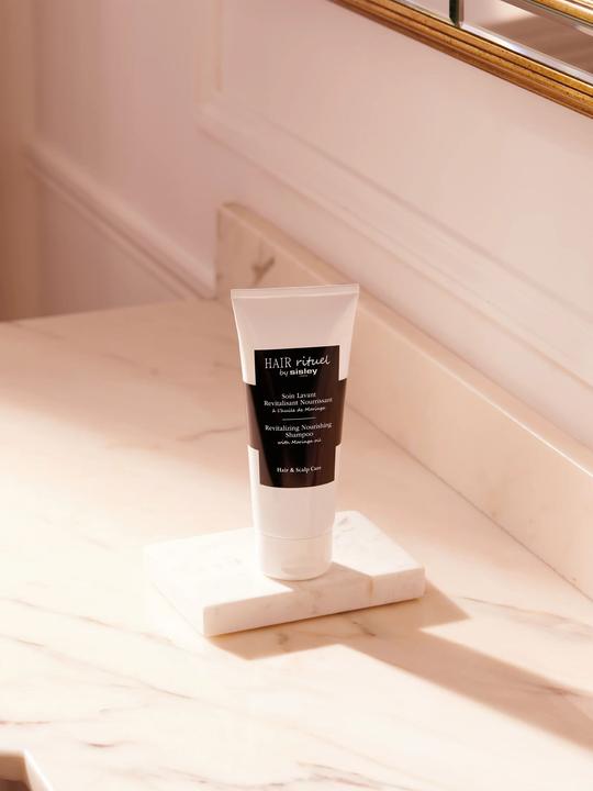 Image du produit Sisley Soin Lavant Revitalisant Nourrissant (500 ml, Shampoing liquide)