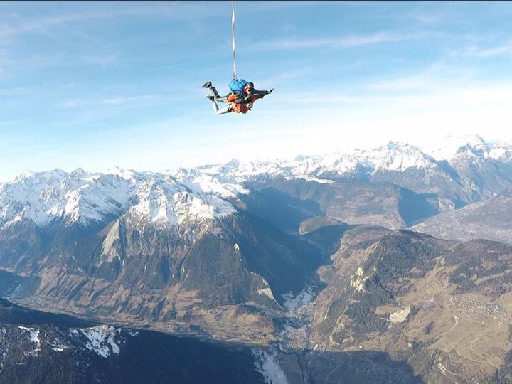 Produktbild Smartbox Helikopter und Tandem-Fallschirmsprung über die Alpen für 2 (2 Pers.)