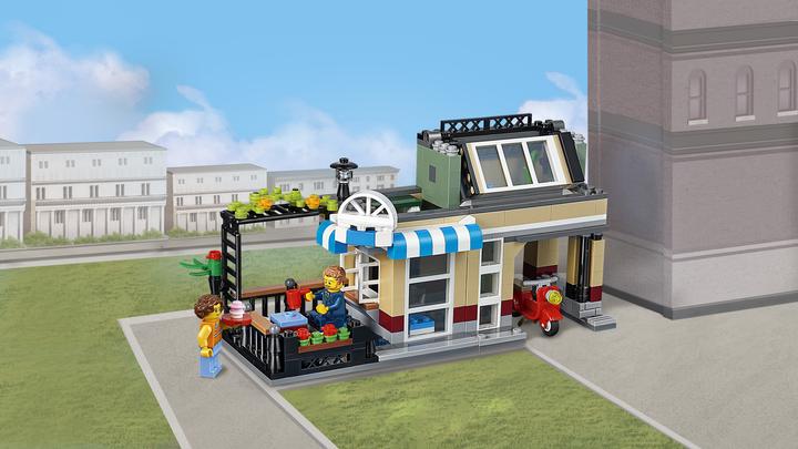 Actual product image LEGO Creator townhouse on Parkstrasse (31065, LEGO Creator Expert)