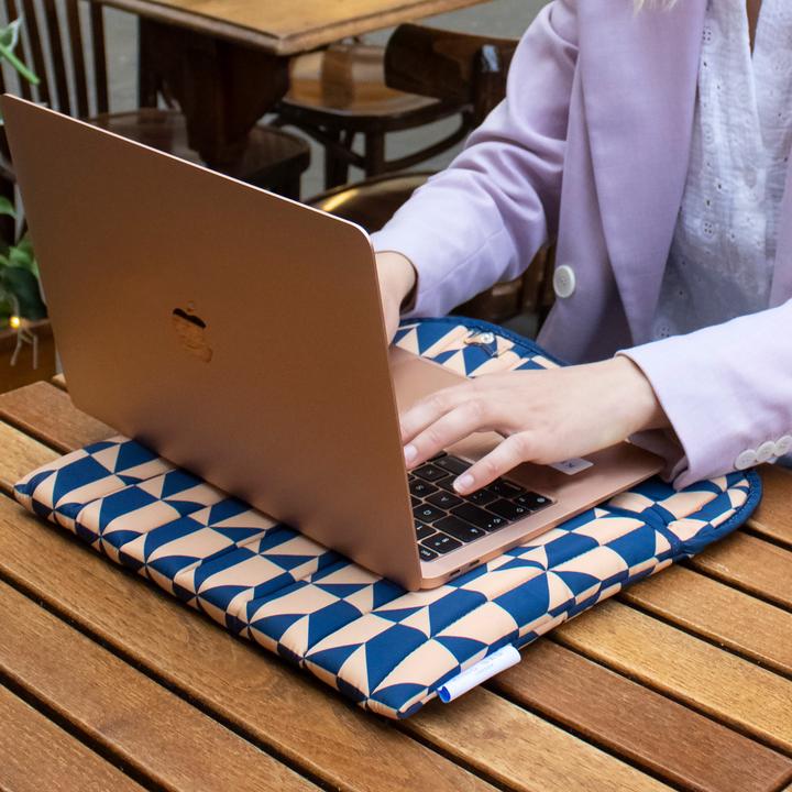 Actual product image Kind Bag Laptop Sleeve 13" Navy Coffee (13", Universal)