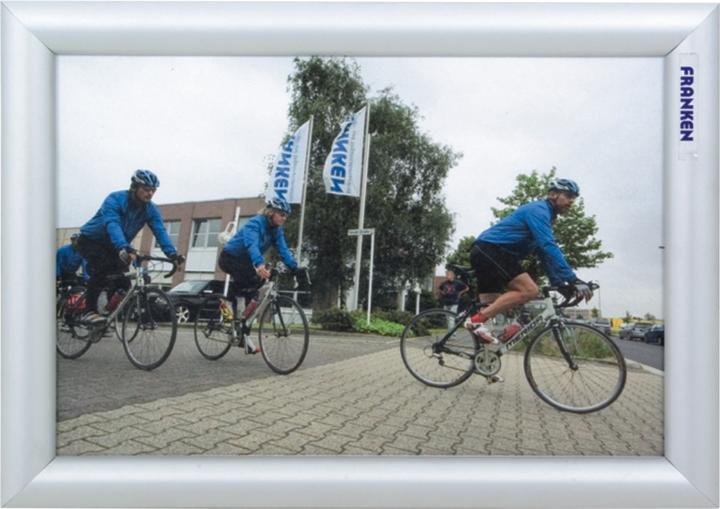 Produktbild Franken Plakatrahmen "Outdoor", DIN A4, 25 mm Rahmenprofil silbereloxierter Aluminium-Klapprahmen, Kunststof