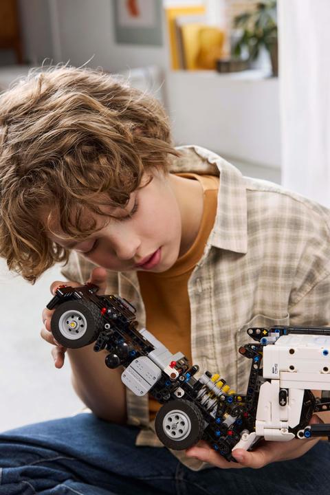 Immagine prodotto LEGO 42175 Camion Volvo FMX con escavatore elettrico cingolato EC230 (42175, LEGO Technic)