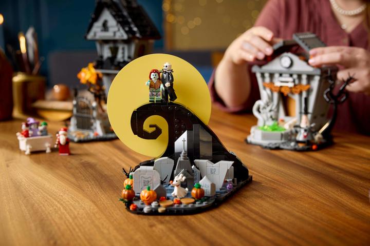 Actual product image LEGO Nightmare Before Christmas (21351, LEGO Ideas, LEGO Rare Sets)