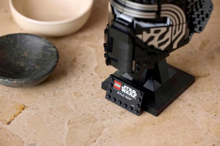 Actual product image LEGO Star Wars - Kylo Ren Helm 18+(75415) (75415, LEGO Star Wars)