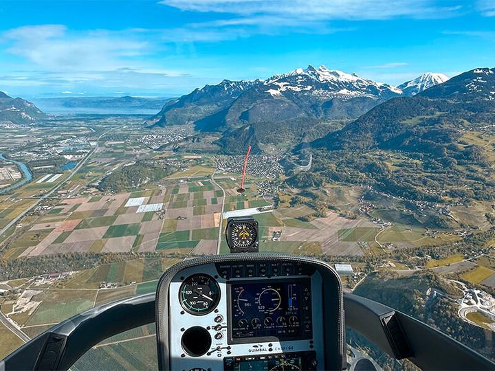 Immagine prodotto Smartbox Volata in elicottero di 30 minuti con pilota privato nelle montagne svizzere (1 pers.)