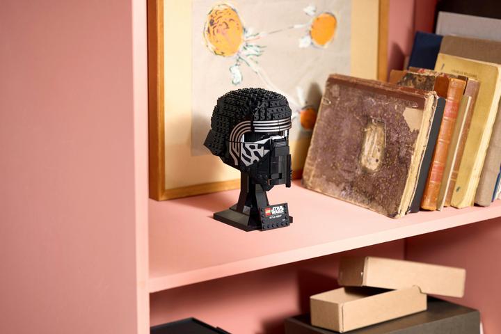 Actual product image LEGO Star Wars - Kylo Ren Helm 18+(75415) (75415, LEGO Star Wars)