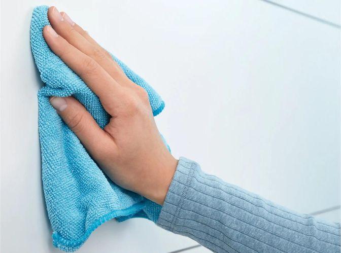 Produktbild tesa EKKRO Toilettenrollenhalter inkl. Klebelösung ohne Bohren