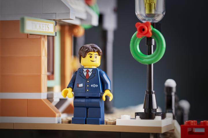 Produktbild LEGO Winterlicher Bahnhof (10259, LEGO Creator Expert)