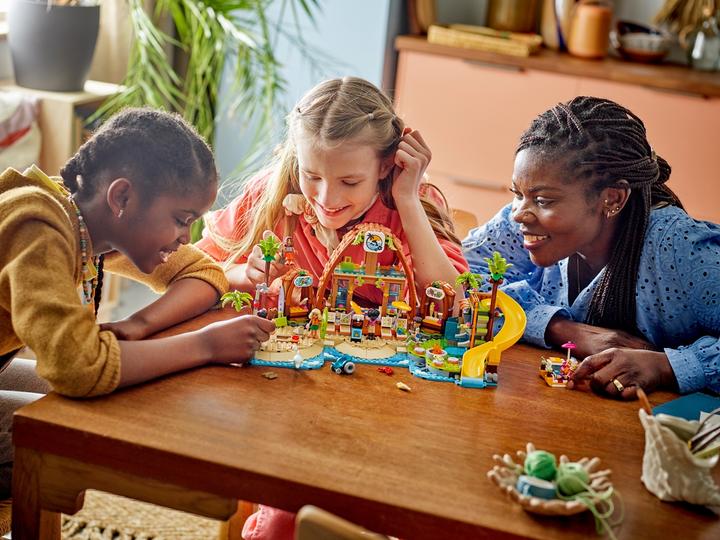 Actual product image LEGO Familienurlaub im Strandresort (42673, LEGO Friends)
